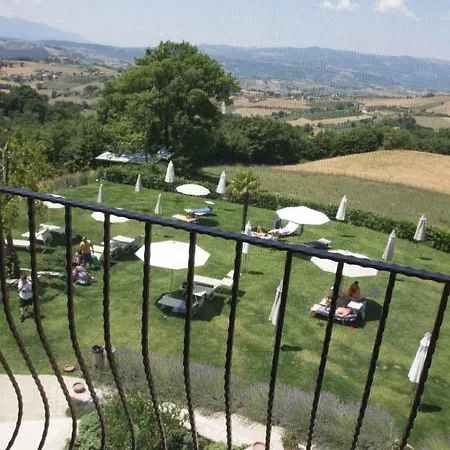 Casantica Agriresort -suites & Casa Sull'albero منتجع Circello